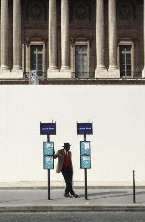 Un homme attend le bus devant le Louvre (Paris/NewYork) - Cédric Klapisch, 2013