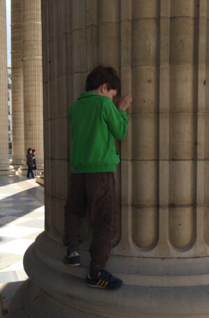 Emile escalade les colonnes du Panthéon de Paris (Paris/NewYork) - Cédric Klapisch, 2013
